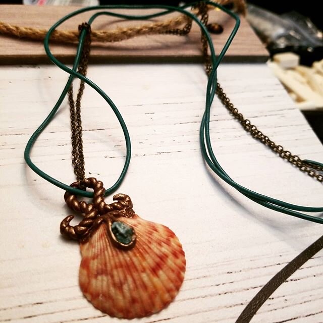 This one reminds me of something a mermaid would wear. 💙😁💙 Another experiment, I like it. What does everyone think, yes or no? .
.
.
#🧜&zwj;♀️
#mermaidjewelry 
#mermaidlife 
#necklace 
#turquoise
#shell 
#tzanady