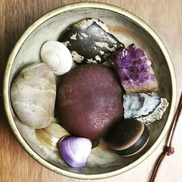 What's in your bowl? 
For me it's my favorite amethyst, a few sea beans, shells, and a couple rock I found in special places. It may not look like much but to me it sets my mood, and my energy. All collectively places in my jade bowl.
.
.
.
#amethyst