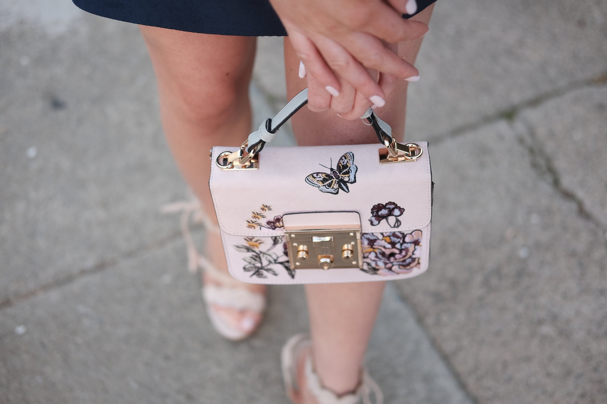 LTrending purses for Spring Summer 2021 are floral. There are so many amazing floral handbags, floral clutches, floral backpacks, floral wallet cards and floral purses on sale for 2021.