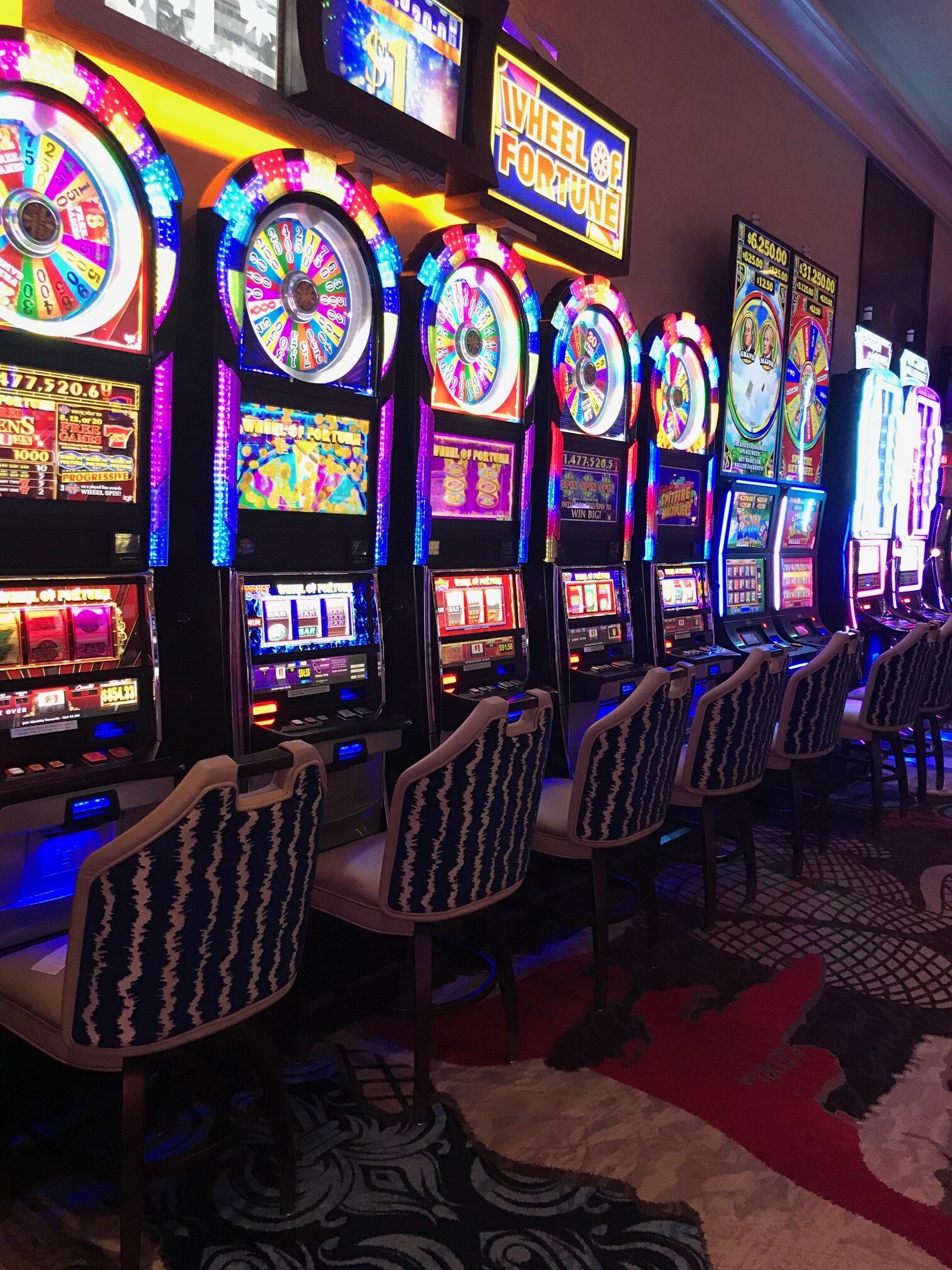 Las Vegas Travel Guide - Top things to do when in Las Vegas - Slot machines everywhere in Vegas