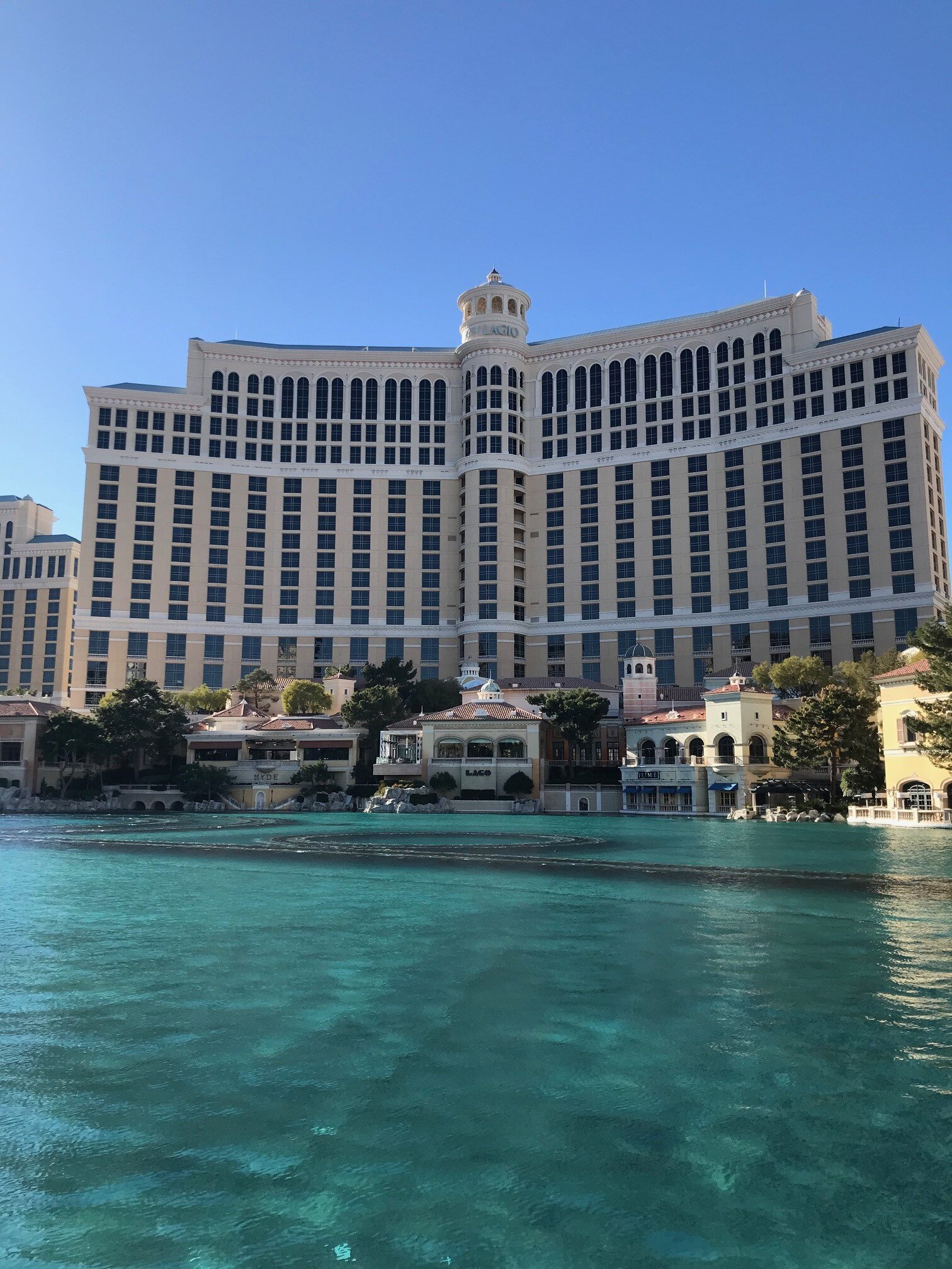 Las Vegas Travel Guide - Top things to do when in Las Vegas - Bellagio Fountains show every 15 mins on the quarter until midnight