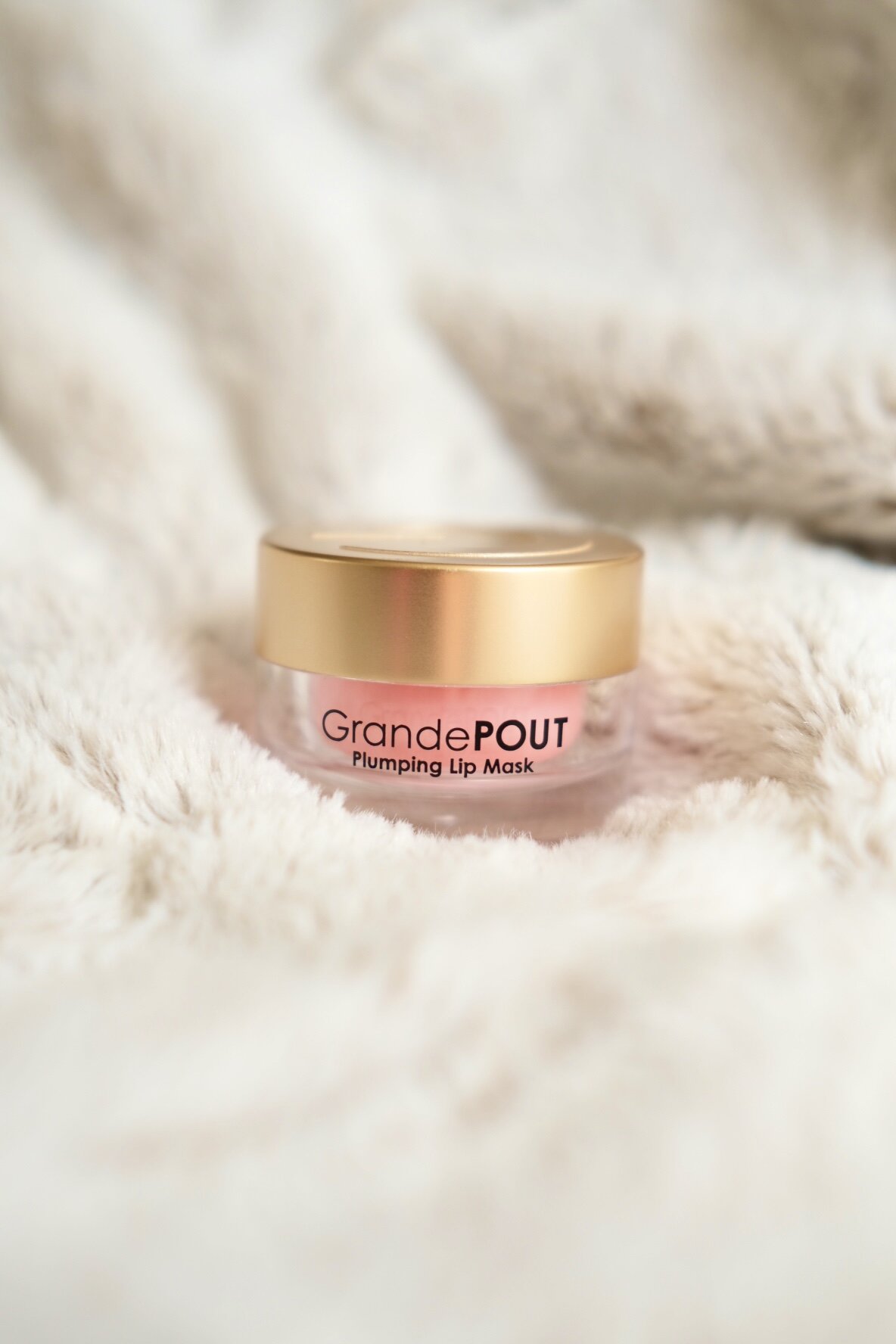 In this blog post, I am going to share my GrandePOUT review. GrandePOUT is the latest lip plumping product from Grande Cosmetics. In this GrandePOUT review, I will detail my results with GrandePOUT, my experience with other Grande Cosmetics products…