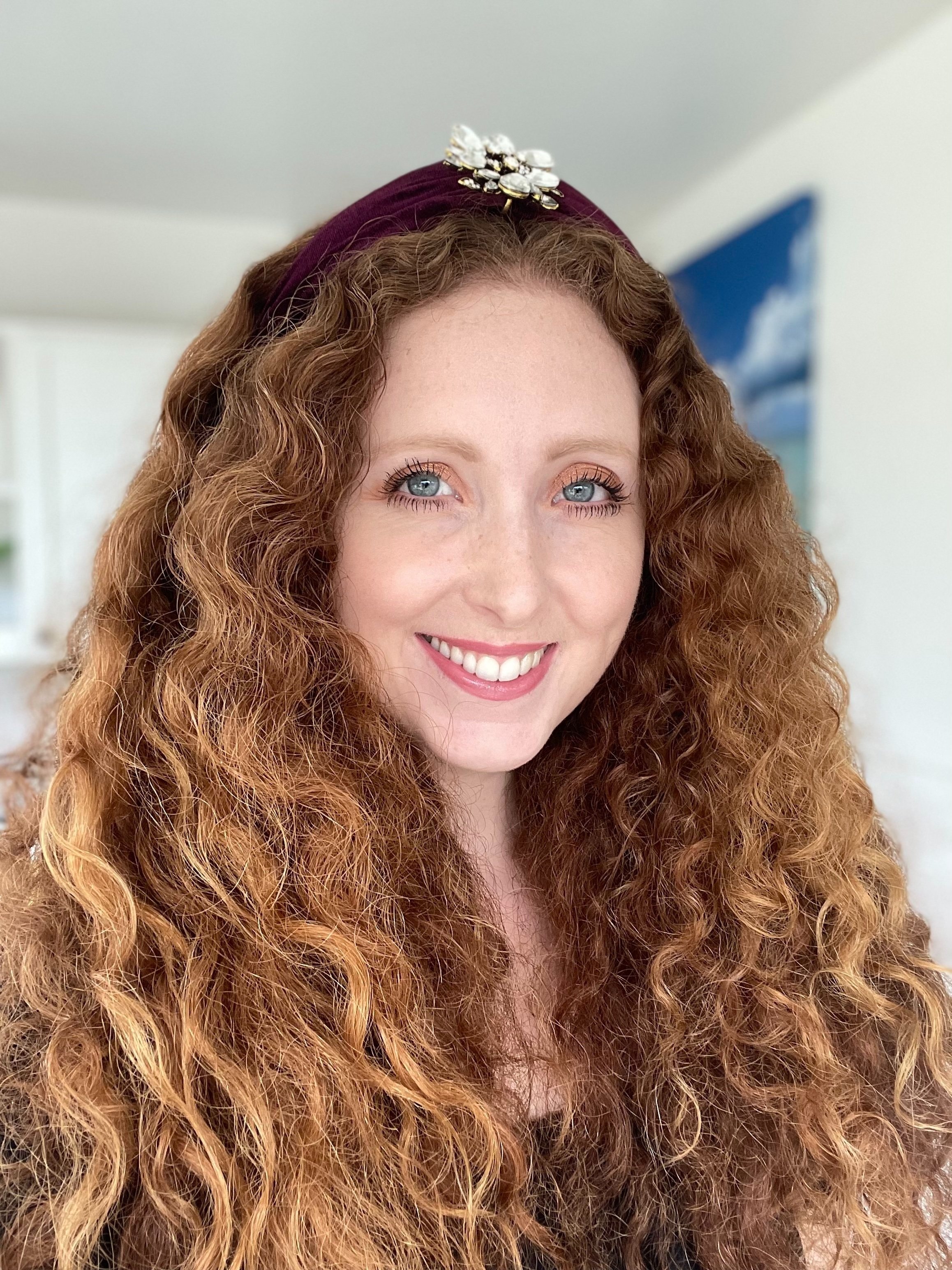 Find out the benefits of a silk pillowcase for curly hair (and all other hair types). I’ll share the best silk pillowcase for curly hair and which is better: a silk v satin pillowcase. I luckily have a 40% off discount code (LORNA40) for one of the b