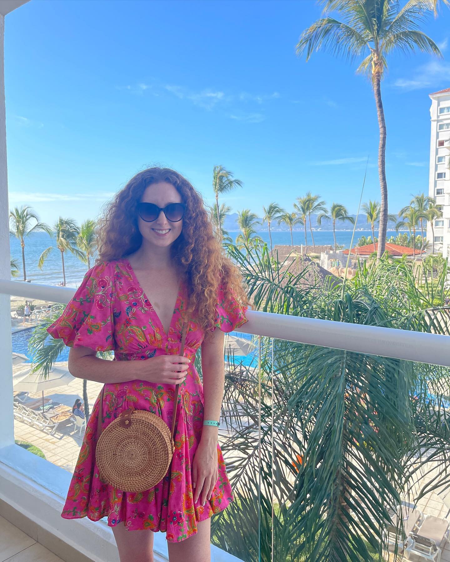 A recap of our first day @marivalemotions in @riviera_nayarit ☀️🌴a beautiful resort with everything you could possibly need. Lots of pools, restaurants, shows, yoga, activities, cocktails, lounge chairs, cabanas on the beach and more. Look at that b