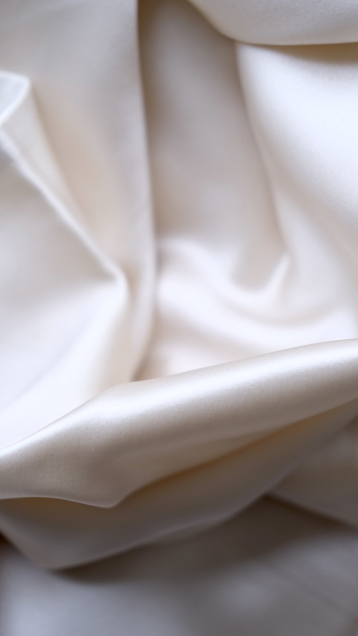 Find out the best silk pillowcase for curly hair (and all other hair types). I’ll share all the benefits of a silk pillowcase and which is better: a silk v satin pillowcase. I luckily have a 40% off discount code for one of the best silk pillowcases!