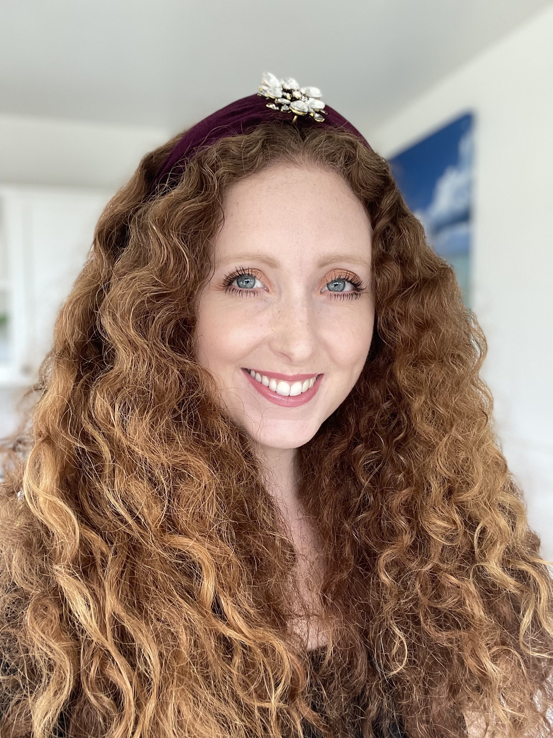 In this blog post, I am going to show you how to maintain frizzy curly hair. These are easy tips to tame frizz and care for your hair. After going through these curly hair tips, you’ll know how to treat frizzy curly hair and how to get rid of frizzy,