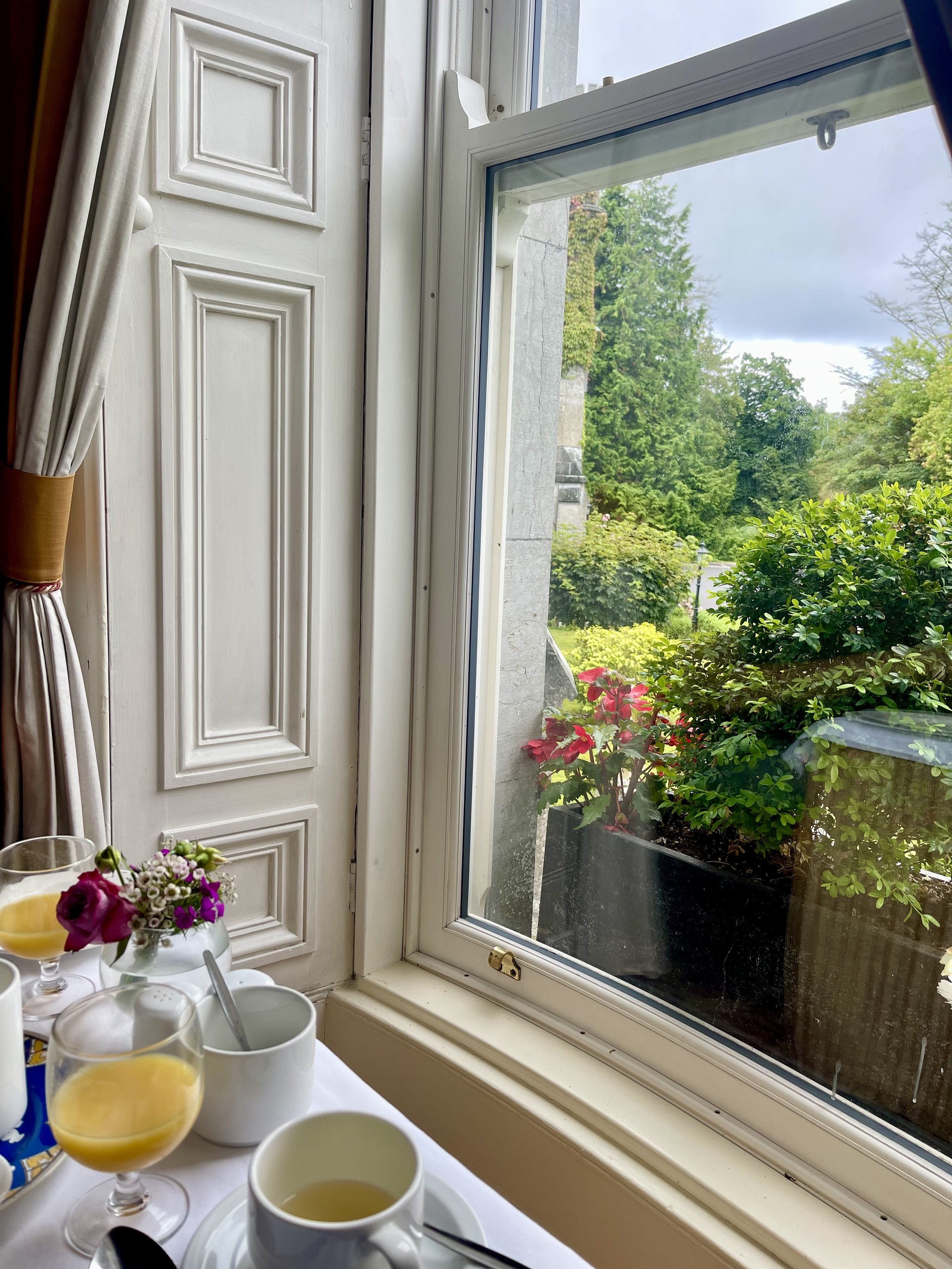 If you are looking for detailed Ballyseede Castle reviews, then you have come to the right place. In this Ballyseede Castle review, I will share all the details of my stay including the delicious Ballyseede Castle breakfast, scrumptious dinner at O’C
