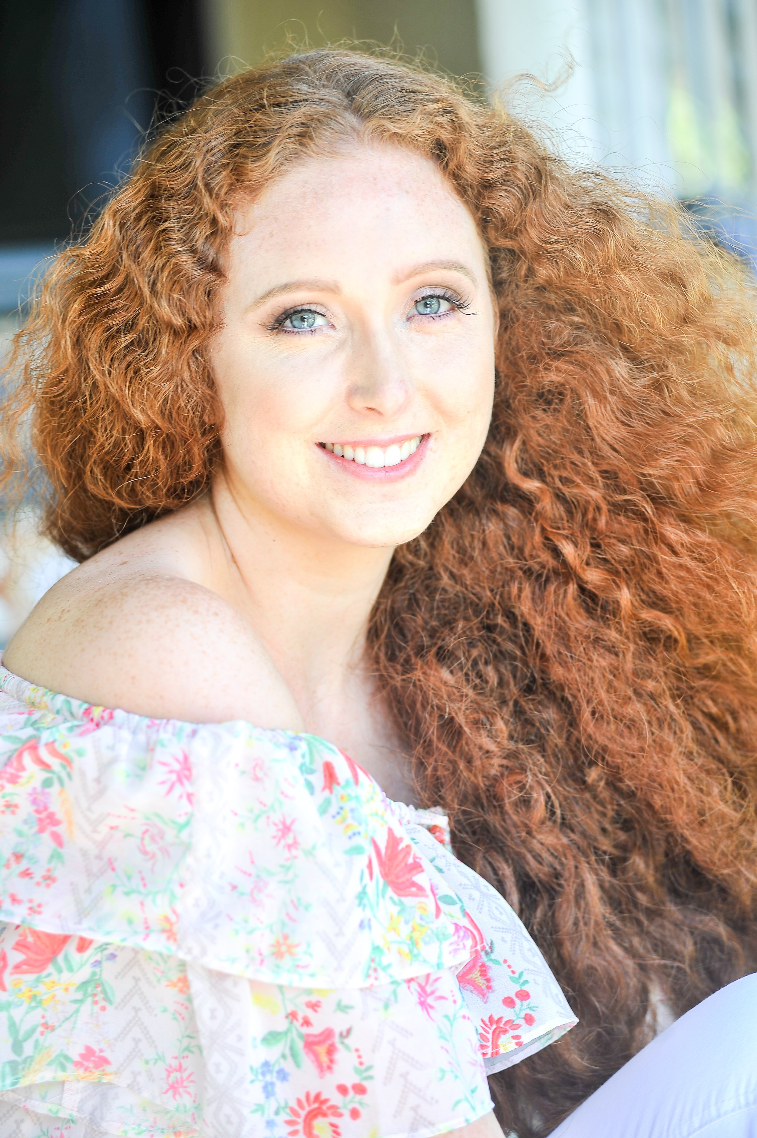 In this blog post, I am going to show you how to maintain frizzy curly hair. These are easy tips to tame frizz and care for your hair. After going through these curly hair tips, you’ll know how to treat frizzy curly hair and how to get rid of frizzy,
