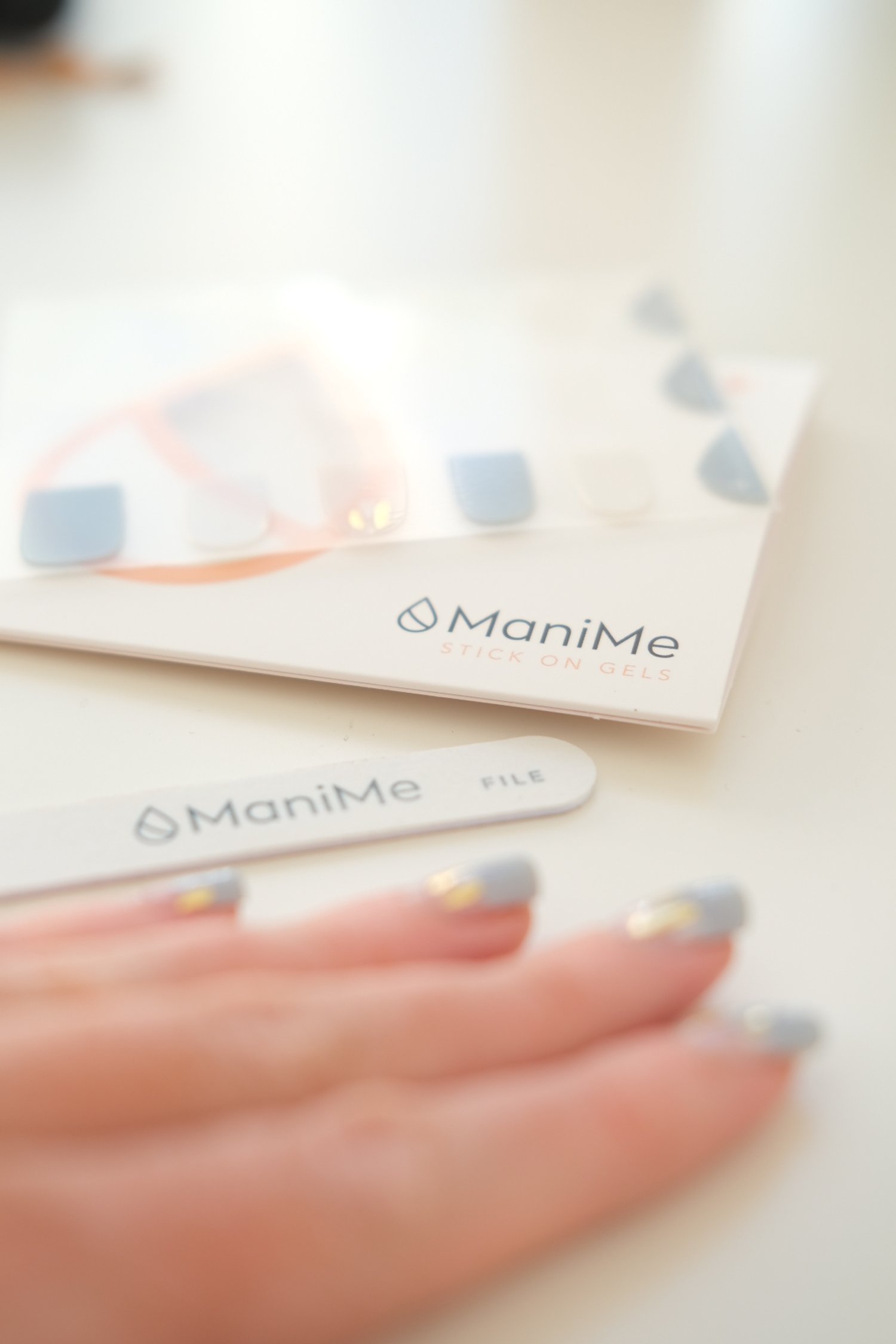 In this ManiMe review, I’ll go through my honest review of ManiMe nails and give you my top tips on how to make your ManiMe gel nails last longer. I also have a ManiMe discount code that can be used for 20% off your first purchase of ManiMe nails. Th