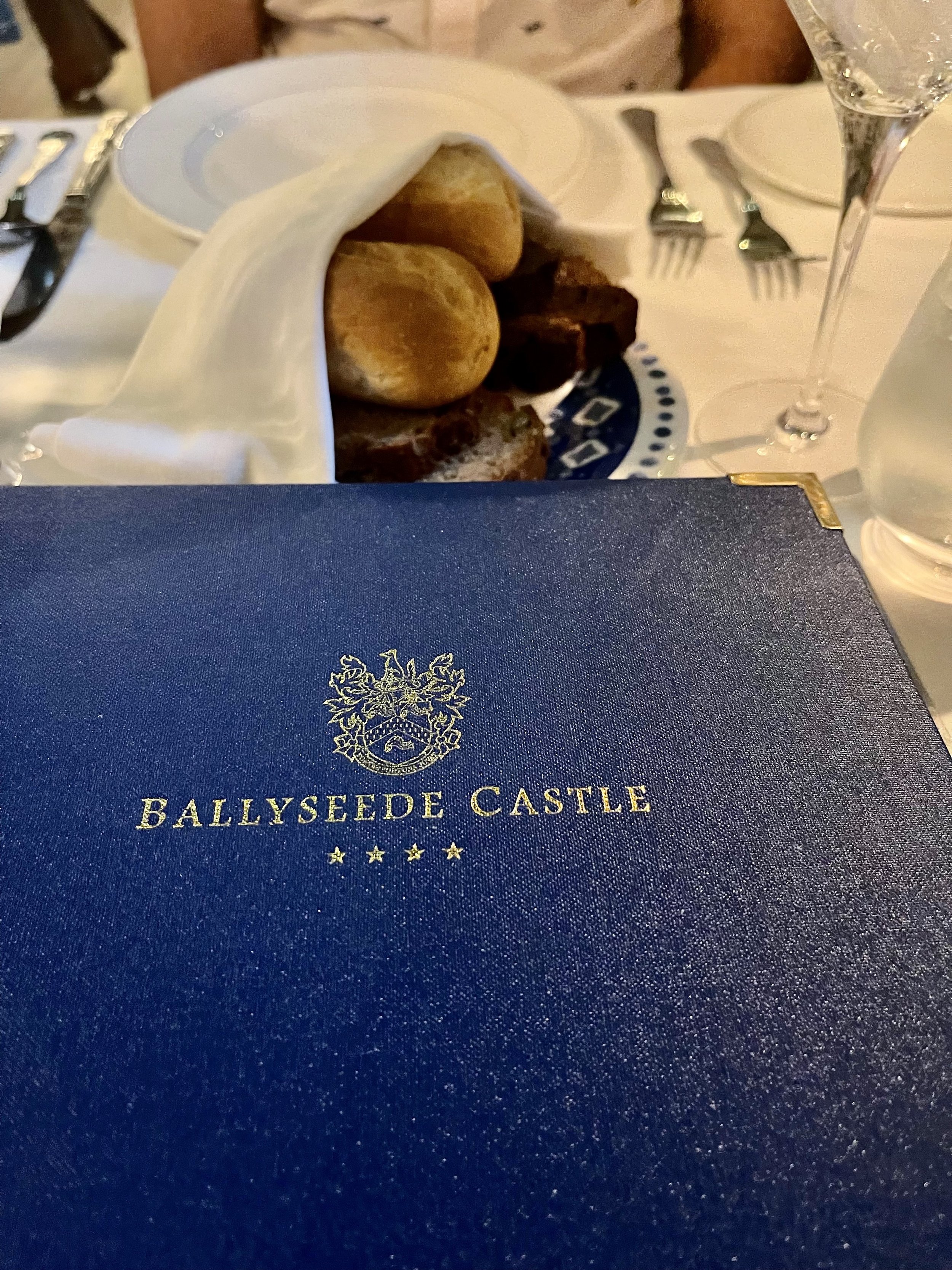 If you are looking for detailed Ballyseede Castle reviews, then you have come to the right place. In this Ballyseede Castle review, I will share all the details of my stay including the delicious Ballyseede Castle breakfast, scrumptious dinner at O’C
