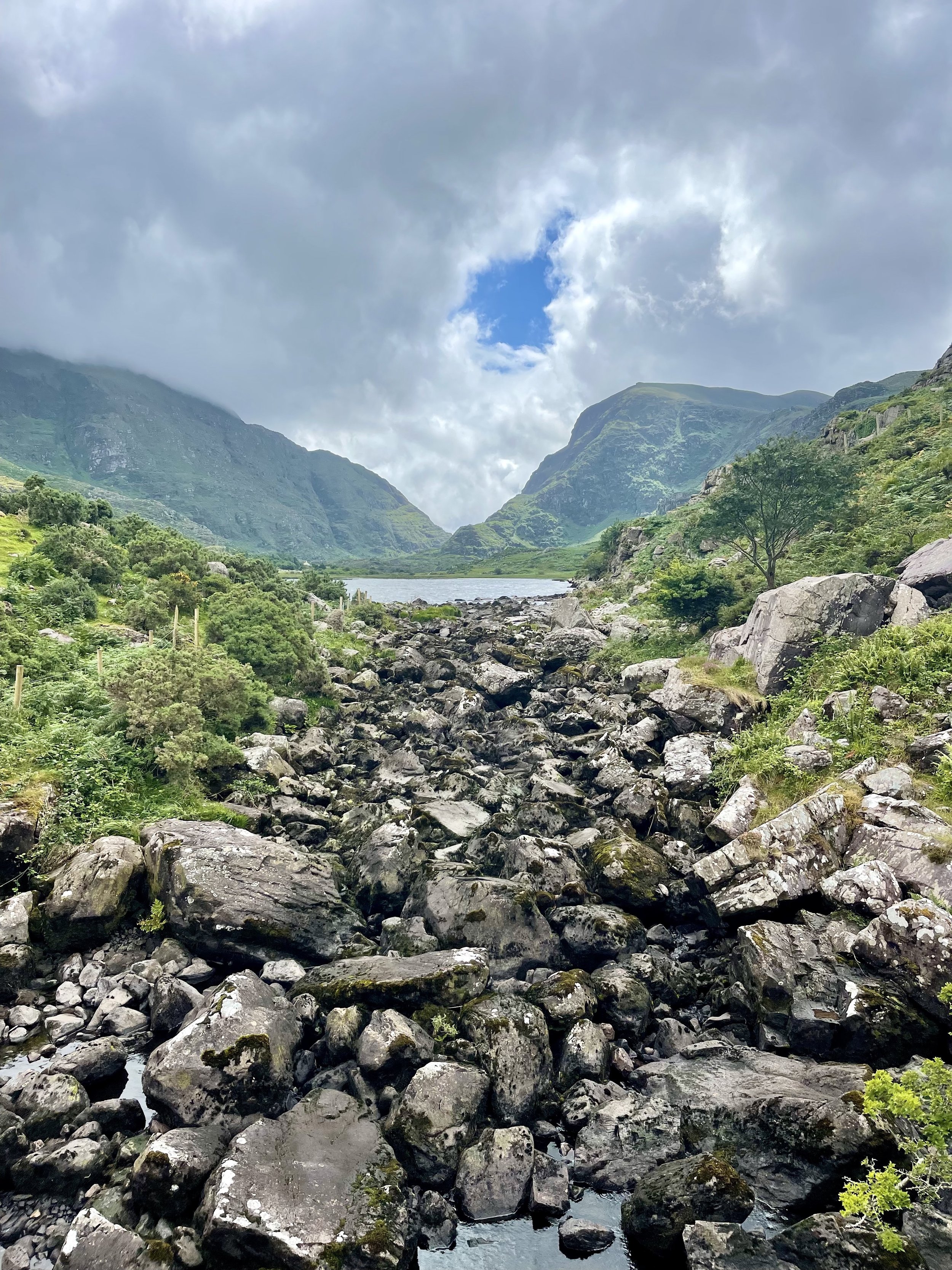 There are so many things to do in Killarney, Ireland. In this Killarney travel guide, I’ll show you the best things to do in Killarney and where to find the most spectacular scenery. There is a long list of things to do below that will suit every Kil