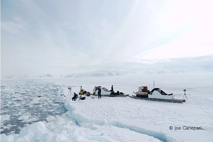 Arctic_Dive_2010-24-Joe Canepari_Divers at Floe Edge.JPG
