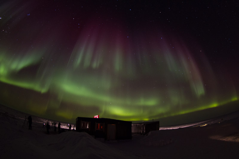 Cabins_under_Northern_Lights_DAVID_BRIGGS_MG_6352.jpg