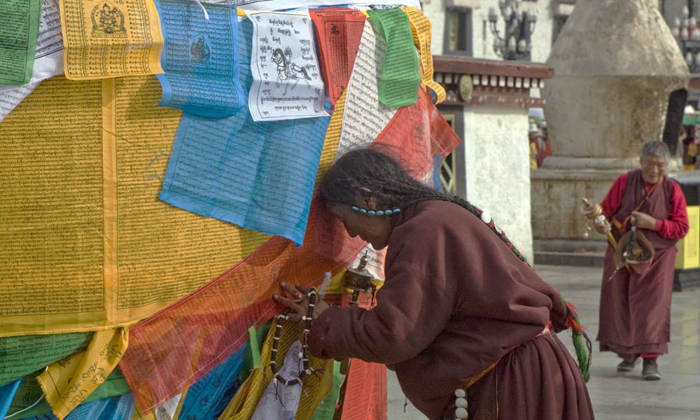 3-tibet-pilgrim-with-prayer-Flags-lhasa-tibet-copyright-sanjay-saxena.jpg