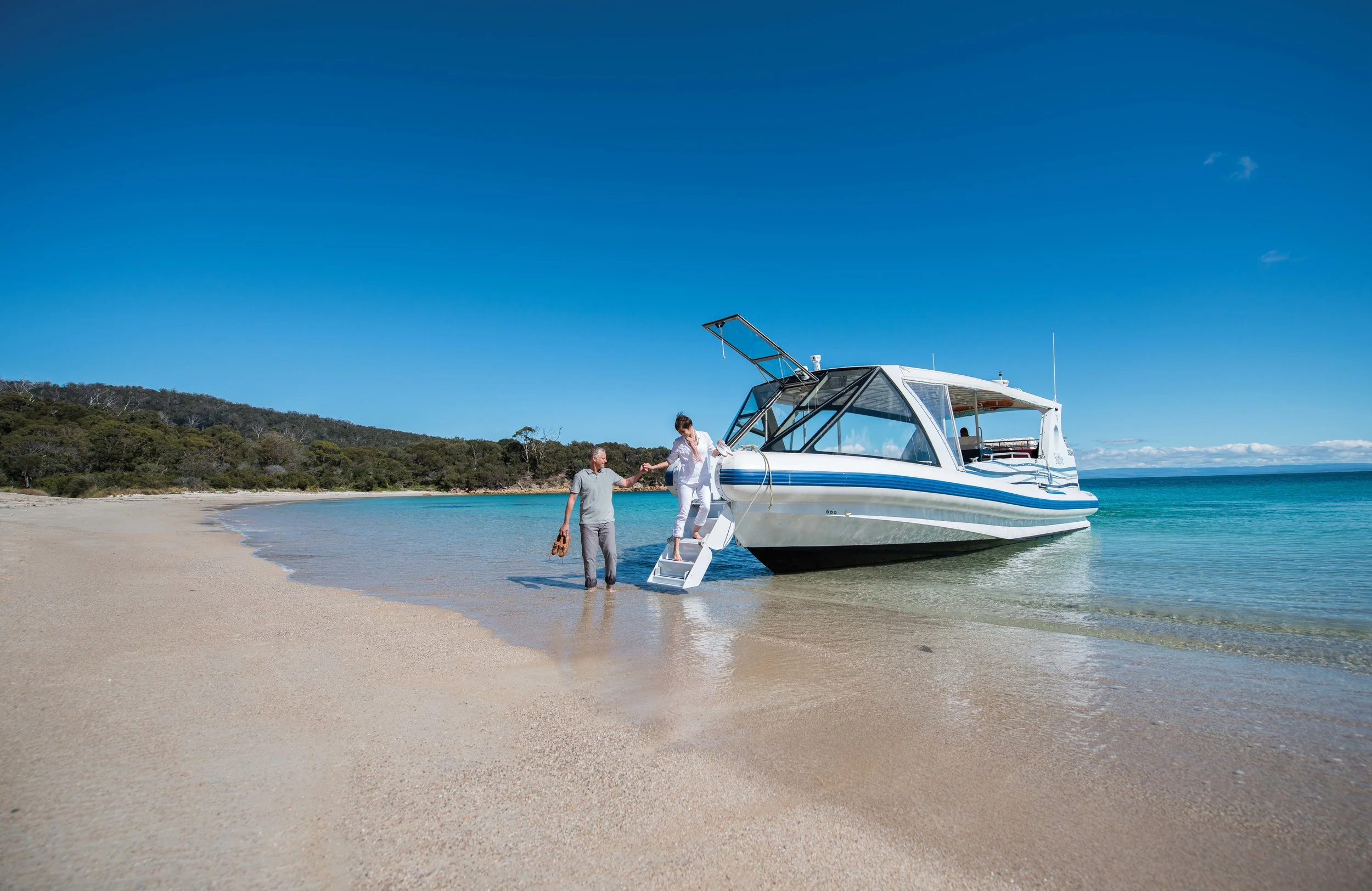 Saffire_Freycinet_Couple-Boat.jpg