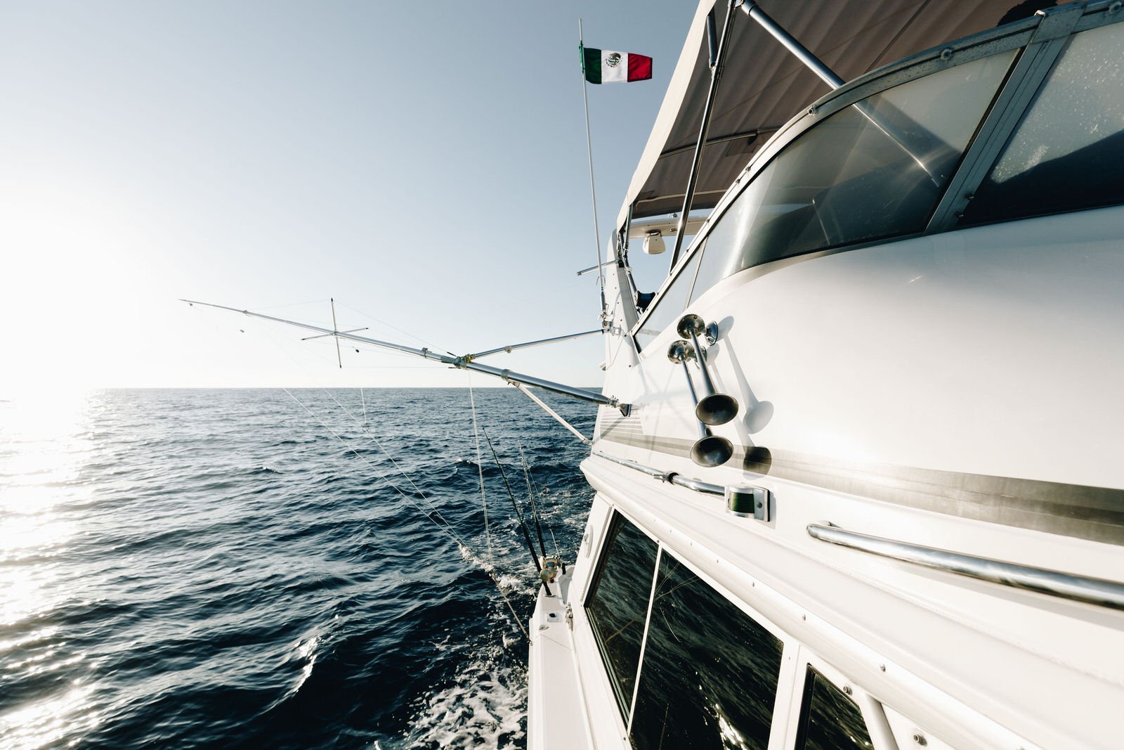 Barco de vela en el mar con bandera mexicana en la parte superior.