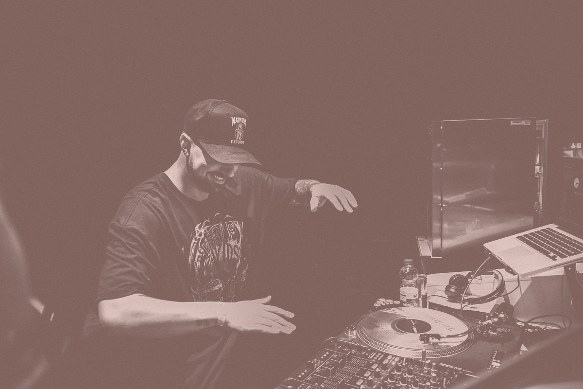 © @therealsaunders