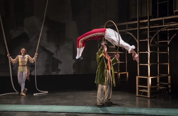 Lookingglass Theatre Revisits Charles Dickens' HARD TIMES