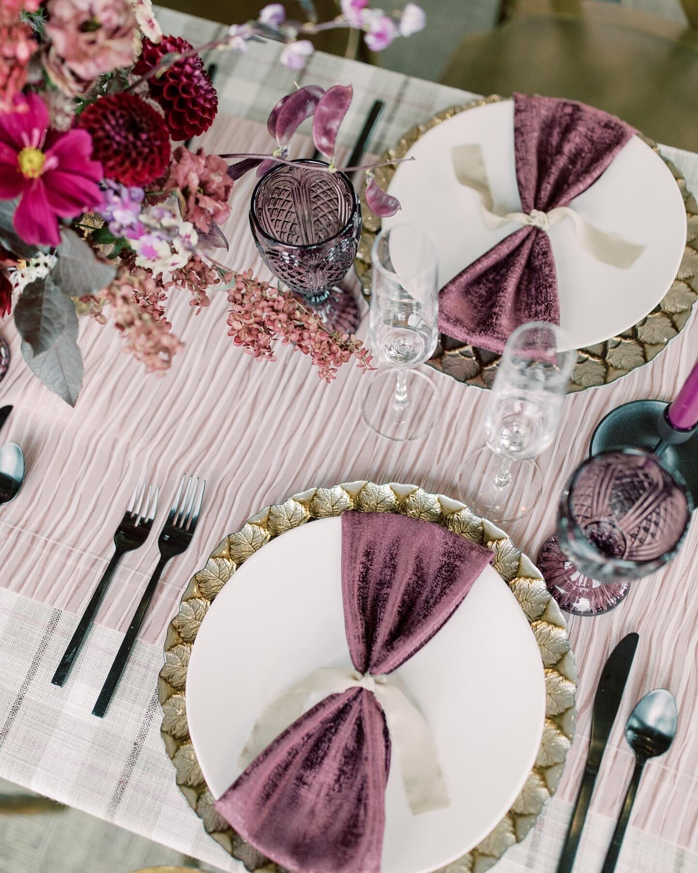 Bows are all the rage this season, and we are here for it! For the less &ldquo;frilly&rdquo; couple, this mod napkin design proves that bows can be sleek and structured, too. 🤍

Photography: @breewoollyphoto 
Florals: @flintandpearl 
Linens/Chargers