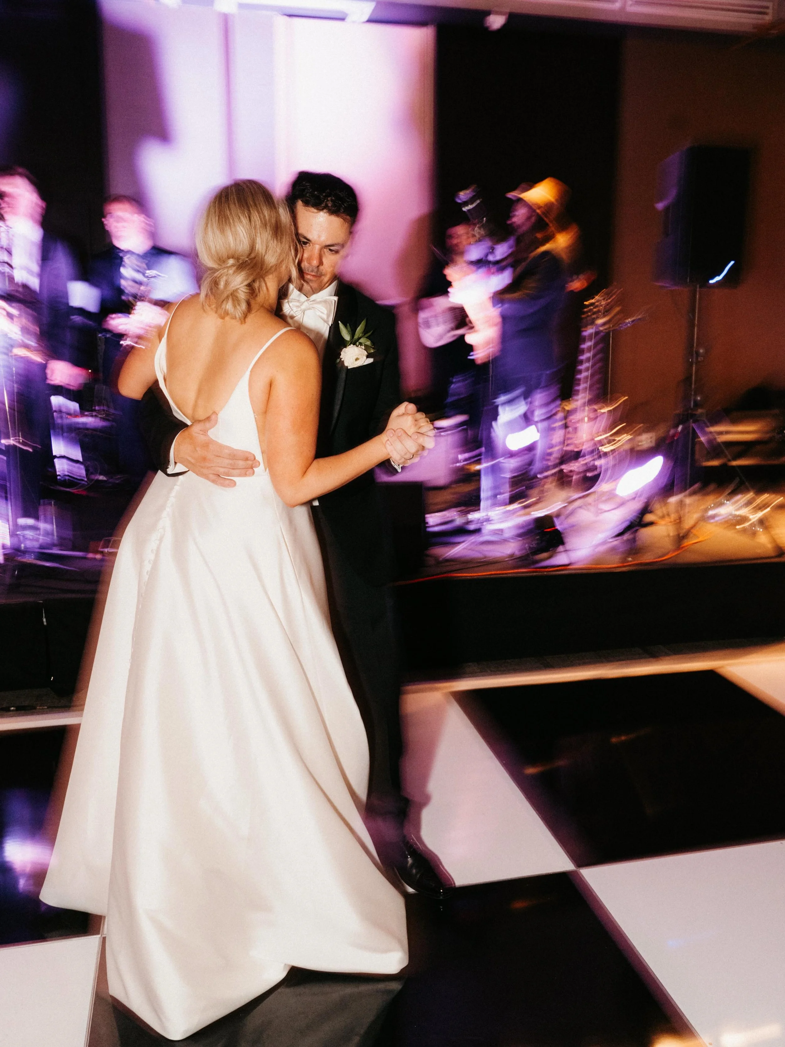 Weddings are a blur in the best possible way. ✨

Photography: @mallorymunsonphotography 

#EditorialWedding
#LuxuryWedding
#WeddingReception
#FirstDance
#weddingmoments
