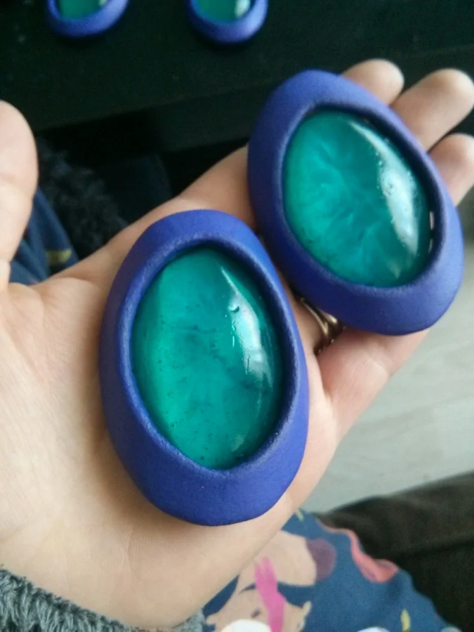 Upon closer inspection you can see the imperfections of the gems. Either the clay piece wasn't sanded well or the mould had dirt when the resin was poured. The colour isn't solid either. There are spots of the ink that didn't mix well.