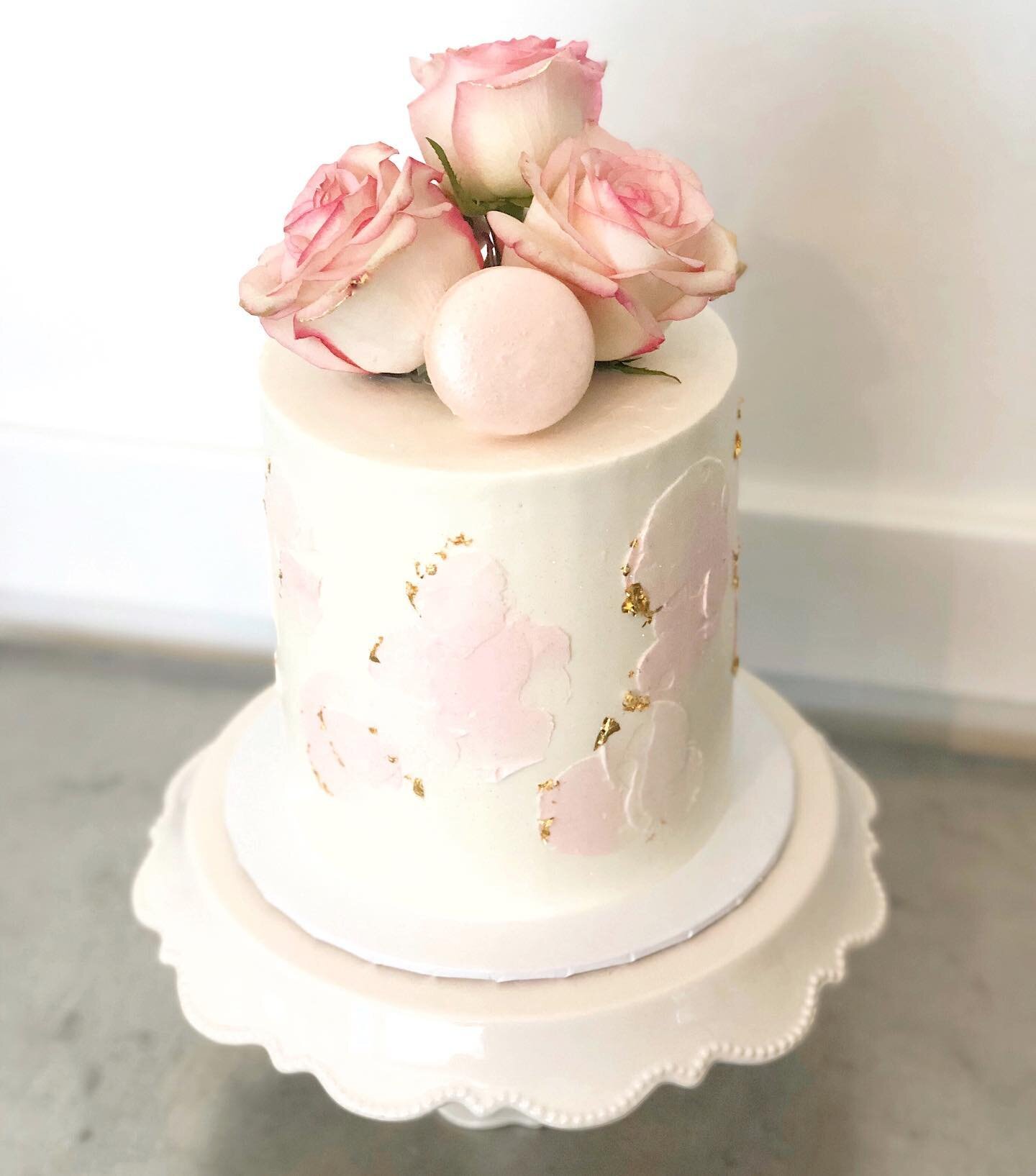 * thrilled to be in LA for valentine&rsquo;s week! 😍✨ this lovely went out earlier this month, &amp; boy did it have it all! blush textured buttercream hues, 24K gold leaf, sparkles, sprinkle filled macs, &amp; the prettiest gold tipped pink roses f