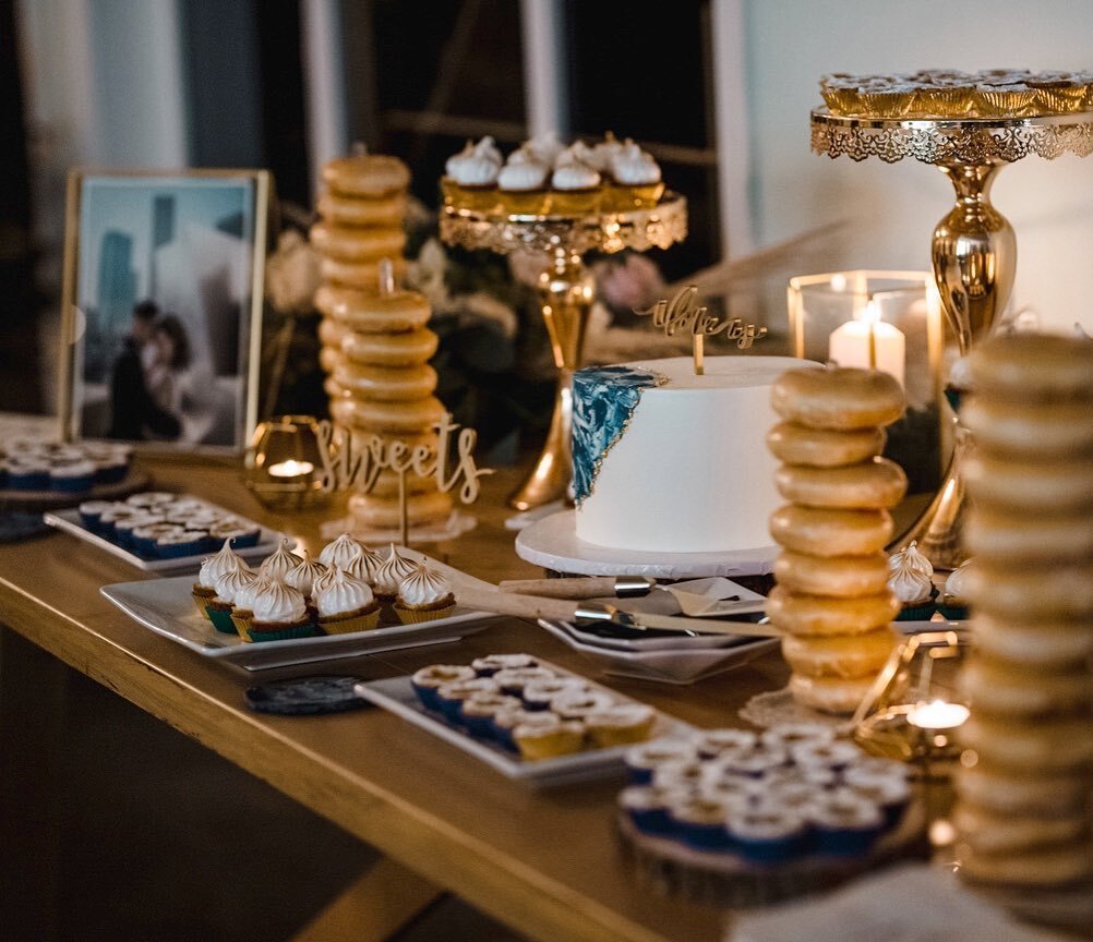 * ready, set, sparkle 🤩✨ this cake + dessert bar was from my last wedding of 2019. &amp; boy was it a beauty! * ⁣⁣
⁣⁣⁣⁣
as i count down to the sparkling, new decade I&rsquo;m finding so many things to celebrate &amp; be thankful for. I&rsquo;m over 