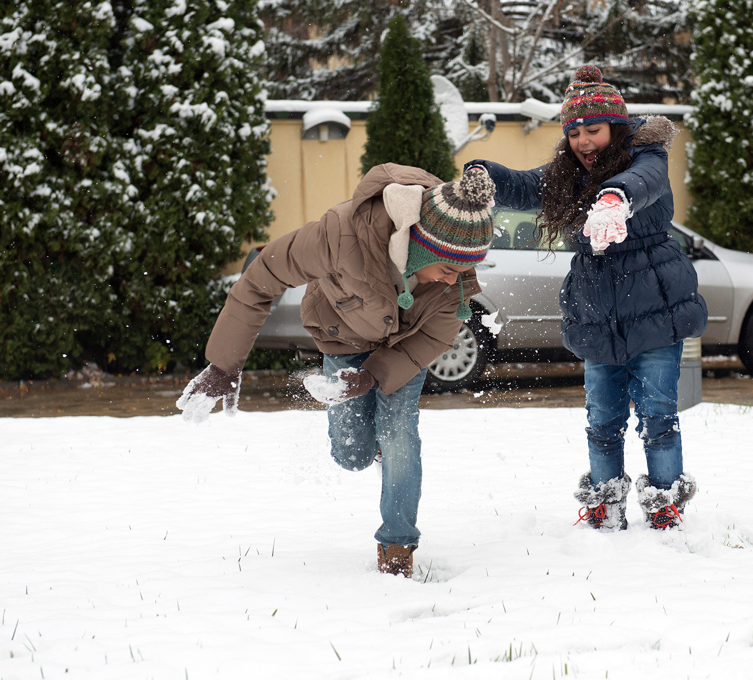  Scooter and Ruby have a snowball fight. 