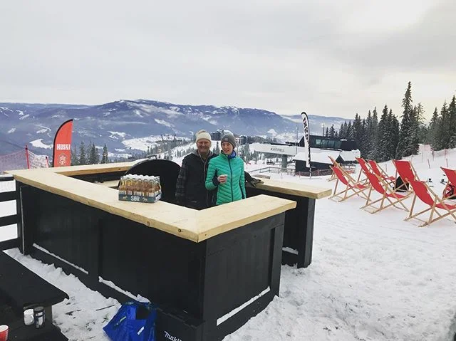 I dag har vi f&oslash;rpremiere p&aring; utebaren! Vi har grillet hvitl&oslash;ksmarinerte lammekoteletter og selger flasker for 100kr!!