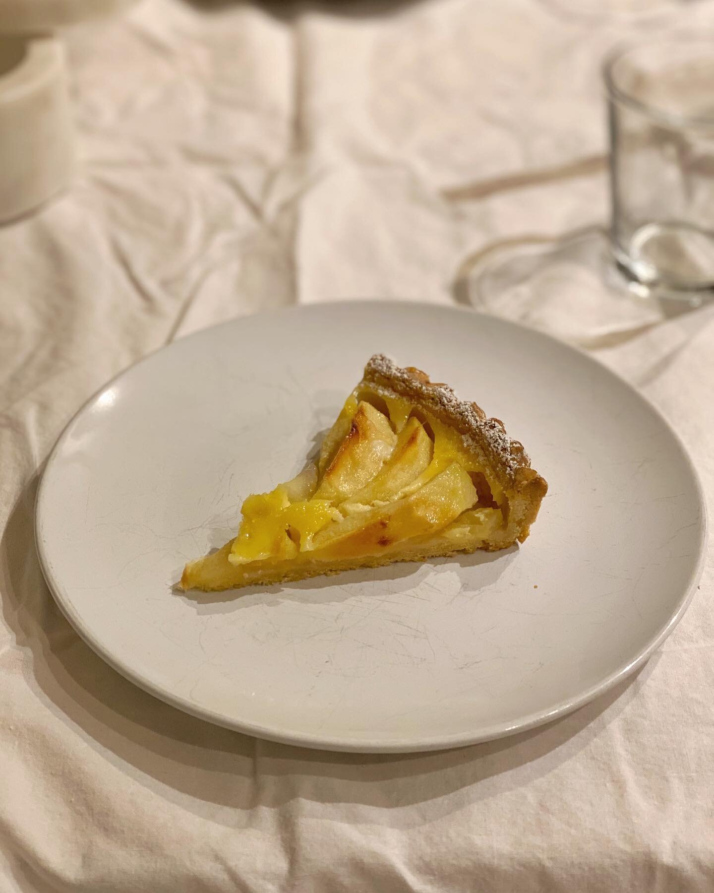 French apple tart 🍎 Made it w/ @nicholsfarmandorchard apples last fall 🍂🍁
.
.
.
.
.
#appletart #homecooking #kinfolktable #bakingfromscratch #custardapple #frenchbutter #cookingwithlove #cookingwithhongfan