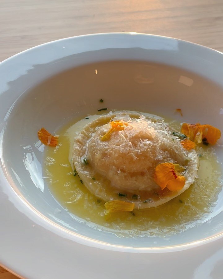 Raviolo al uovo e &lsquo;nduja, beurre blanc, chive, nasturtium flowers, parmigiano reggiano. 
.
.
.
.
.
#runnyyolk #ravioli #onthetable #homecooking #cookingathome #eatlocal #localfood #pasta #cheese #parmigianoreggiano #seriouseats #kinfolktable