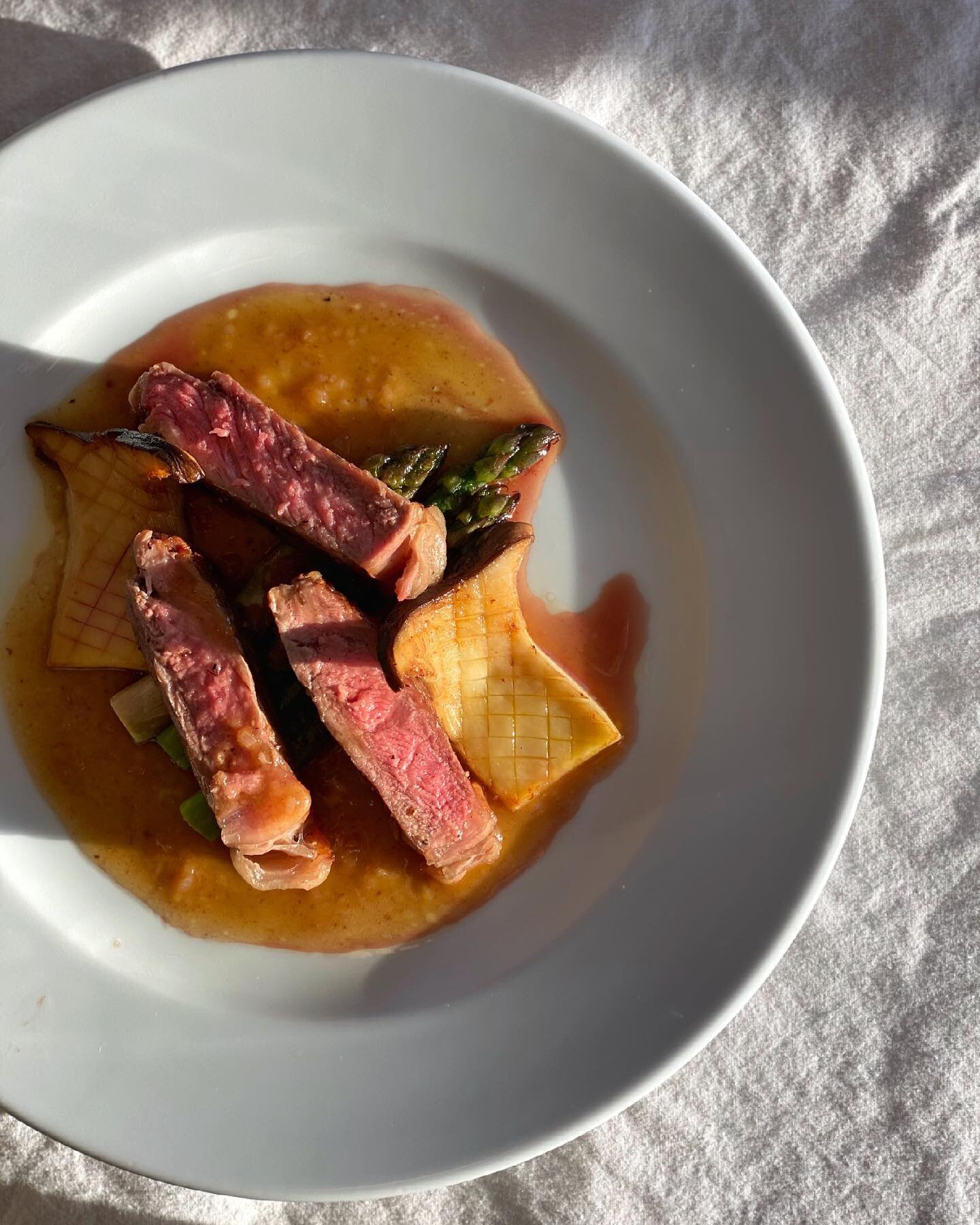 NY strip steak w/ sauce bercy, asparagus, king trumpet mushrooms. Steak from @sevensonsfarms, asparagus from @ellisfamilyfarms, king trumpet mushroom from @windycitymushroom Shout out to @villagefarmstand for most of these ingredients