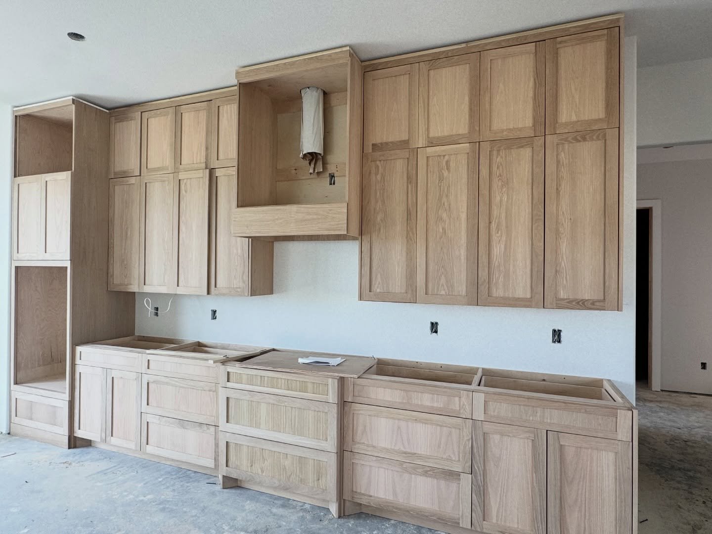 Cabinet day!
One of our favorite milestones&mdash;because this is when a space really starts to transform. Cabinets bring function, style, and warmth all at once, and it&rsquo;s exciting to see everything come together.

#kiddwagnerhomes #customhomeb