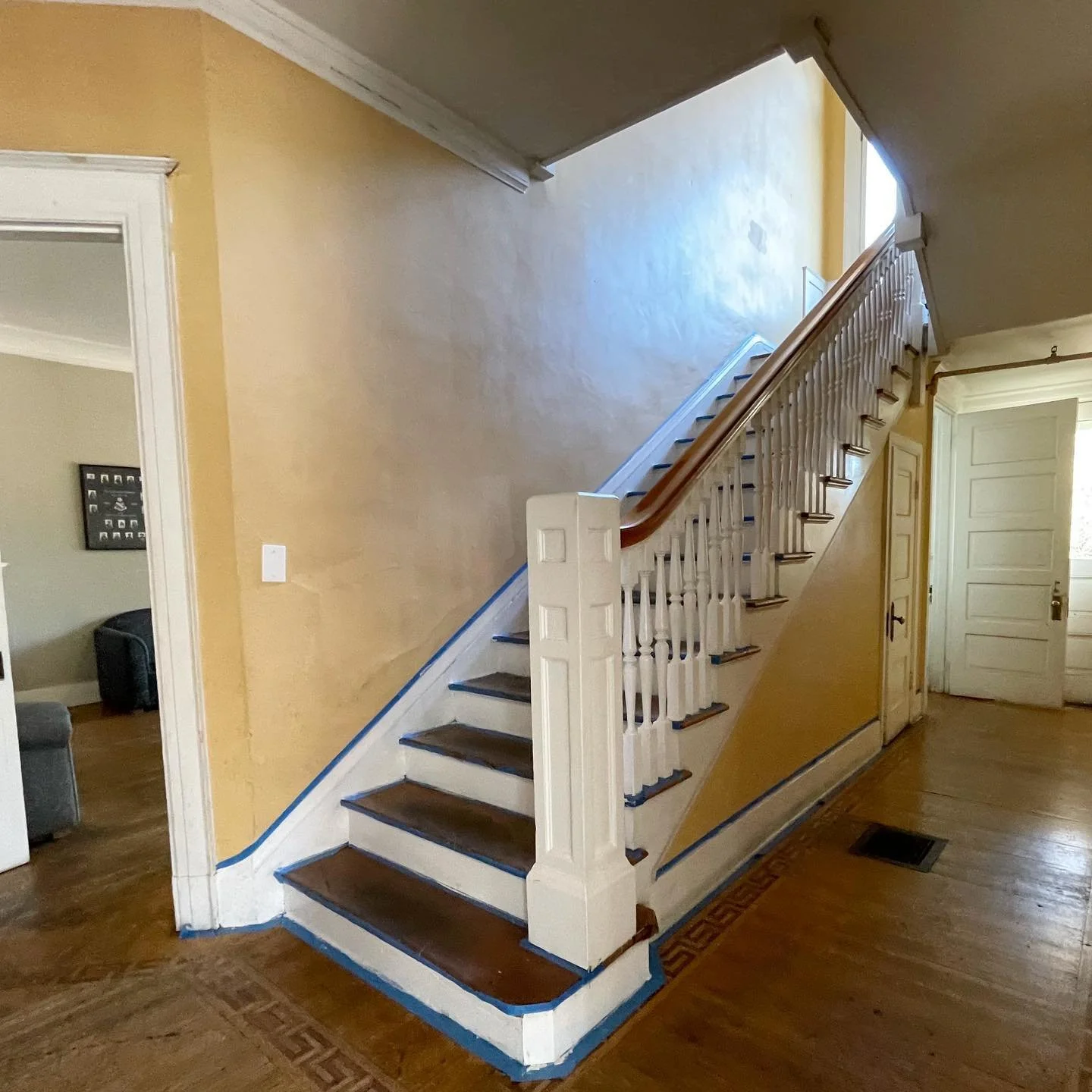 Thank you to the alumni who came to the Chapter House yesterday to help paint the stairs! Our house is looking beautiful, and we can&rsquo;t wait to see you all this Friday for #Andronicus100! 💯⚜️✨