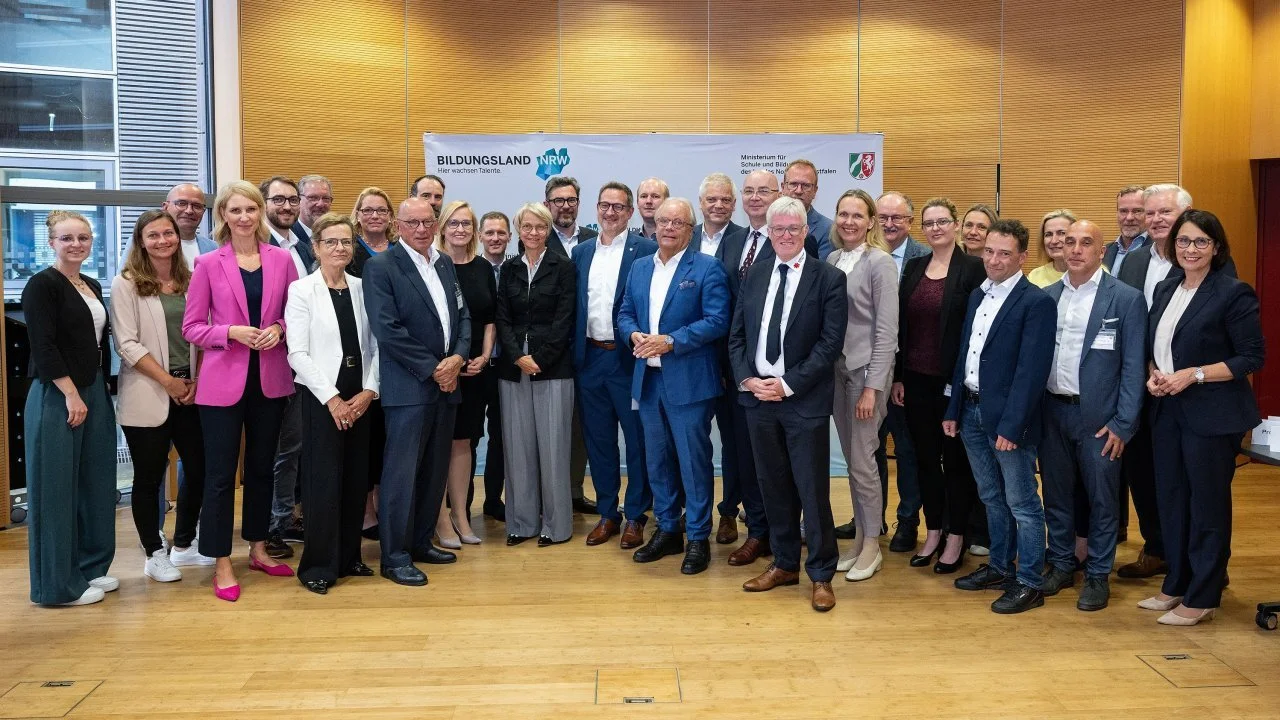 Schulministerin Dorothee Feller hat verpflichtende Einführung von Reanimationsunterricht ab dem Schuljahr 2026/27 unterzeichnet