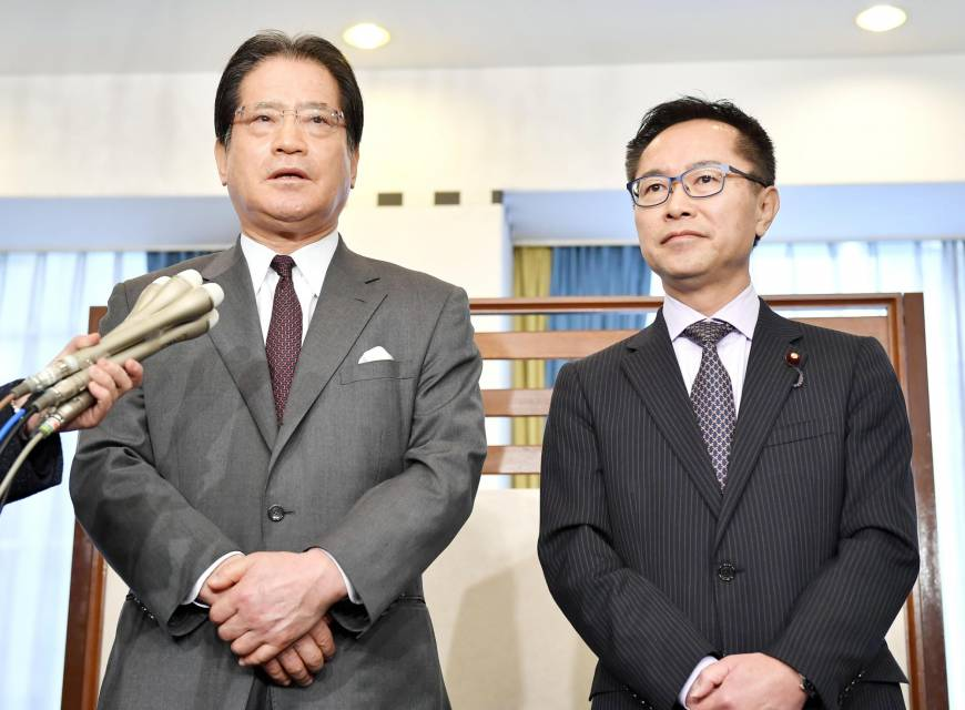 Secretaries-General Motohisa Furukawa of the Party of Hope (right) and Teruhiko Mashiko of the Democratic Party (left) speak to reporters in Tokyo on Jan. 14. (Source: KYODO)