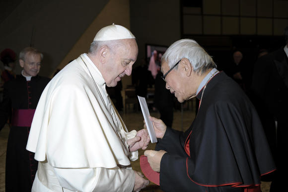 Retired Archbishop of Hong Kong Cardinal Joseph Zen hand-delivers a letter to Pope Francis at the end of the Pope’s weekly general audience at Vatican City on Jan. 10, 2018. (Source: AP)