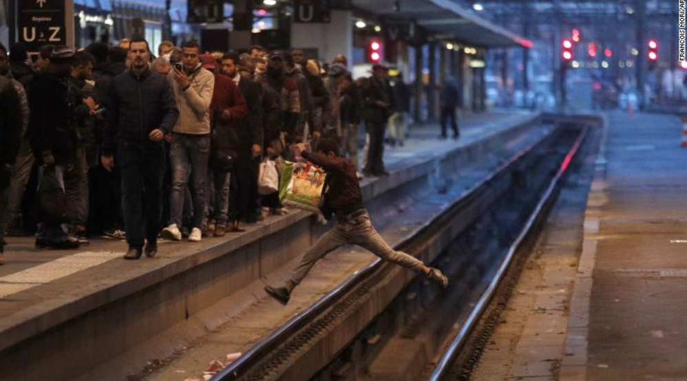 CNN : Passenger crossing tracks at Gare de Lyon train station in Paris