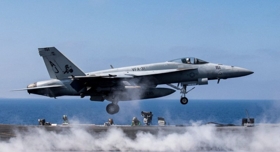 Photo : An American fighter jet used against the Islamic State last year taking off.