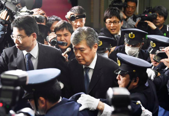 Administrative Vice Finance Minister Jun’ichi Fukuda, who offered his resignation on Apr. 18, leaves the Finance Ministry on the evening of Apr. 21, 2018. (Kyodo) 