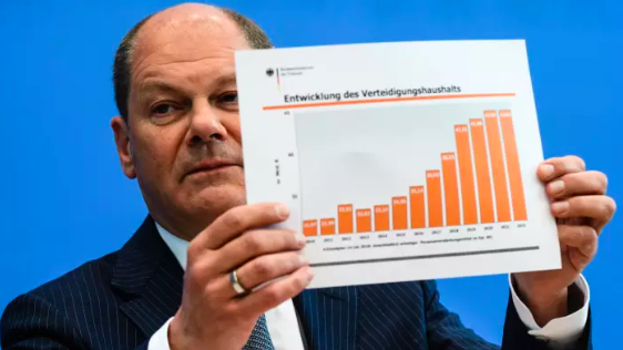 German Federal Minister of Finance Olaf Scholz (SPD) holds a graph depicting annual defense spending in the federal budget from 2010 to 2022 in Berlin on May 2, 2018. Photo: EPA