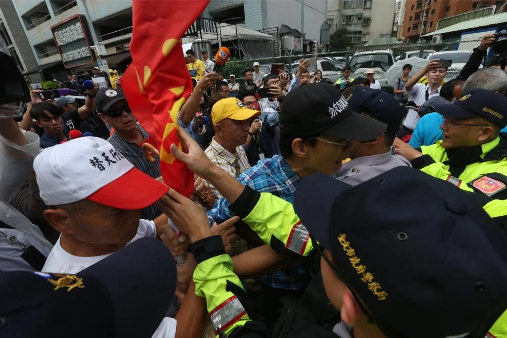 Demonstrators scuffle with police outside of the Japan-Taiwan Exchange Association (JTEA) building on the morning of Sept. 10, 2018. Credit: Central News Agency (Taiwan)