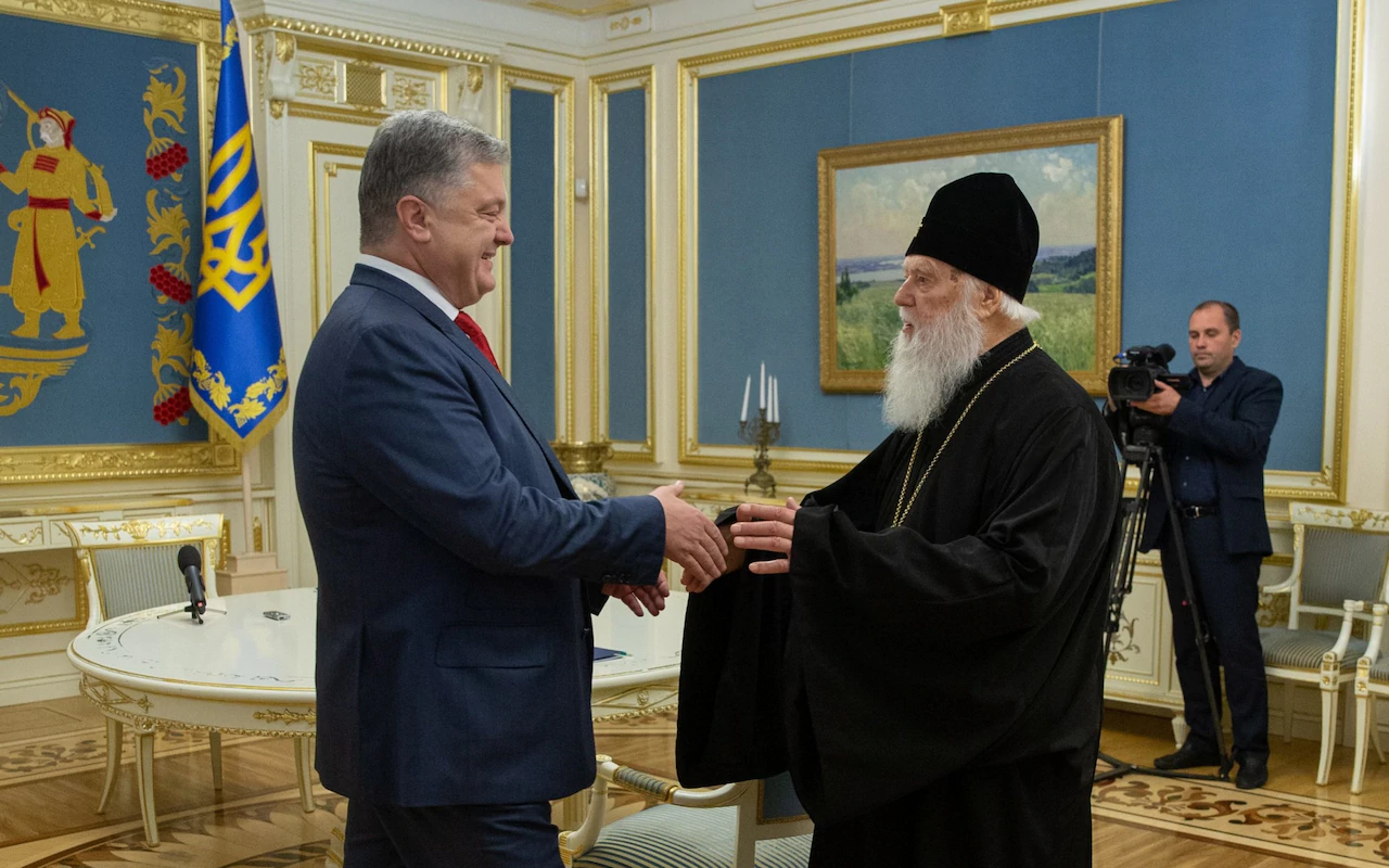 President of Ukraine Petro Poroshenko (left) meets with Patriarch Filaret, head of the Ukrainian Orthodox Church of the Kiev Patriarchate — one of two groups of Orthodox churches in Ukraine that oppose continued subordination to the Russian Orthodox Church — in Kiev on Oct. 11, 2018. Photo: Reuters