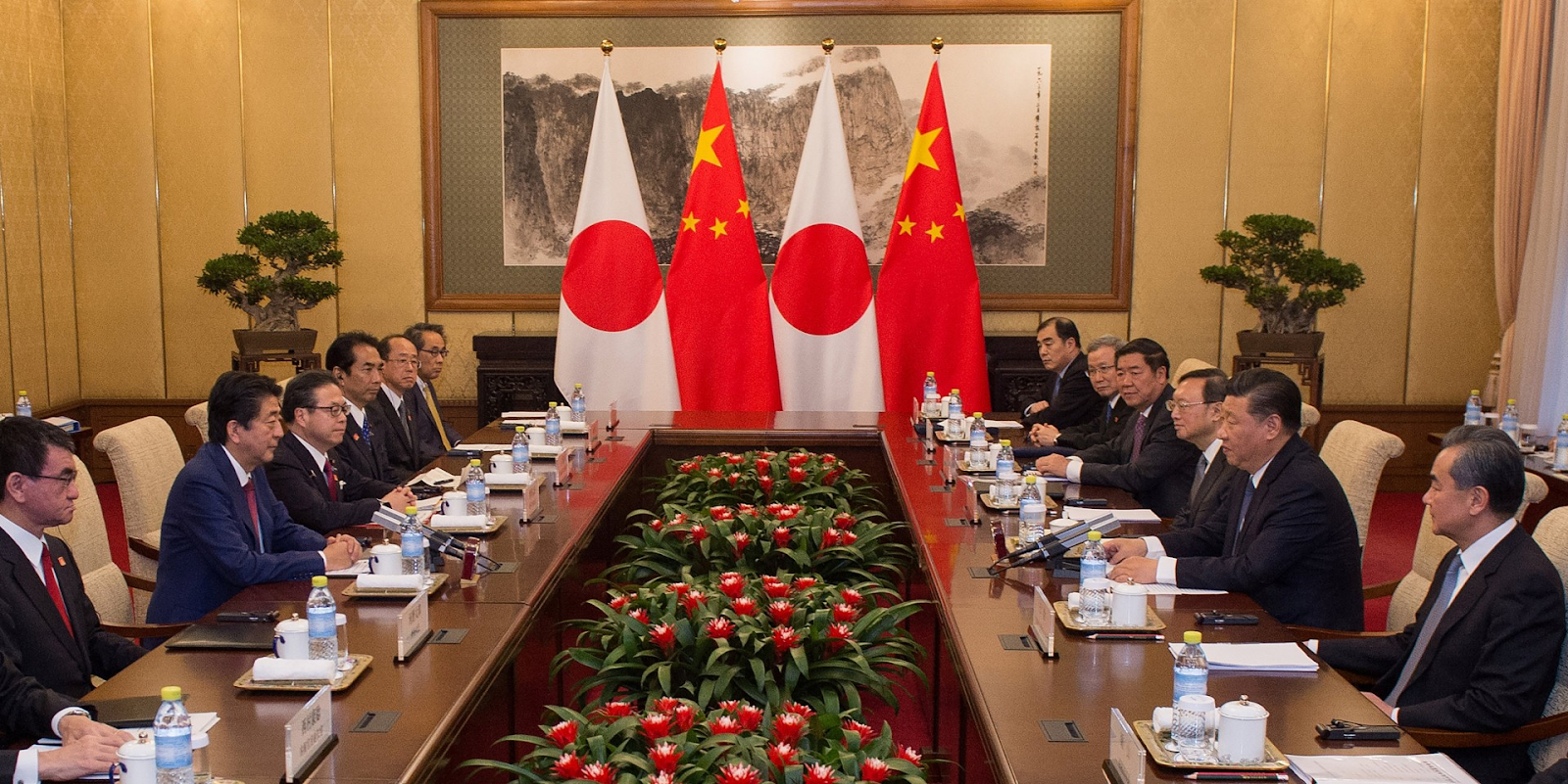 Leading the Japanese delegation, Prime Minister Shinzo Abe (second from left) speaks with the Chinese delegation headed by President Xi Jinping (second from right) at the Diaoyutai State Guesthouse in Beijing. Credit: Reuters