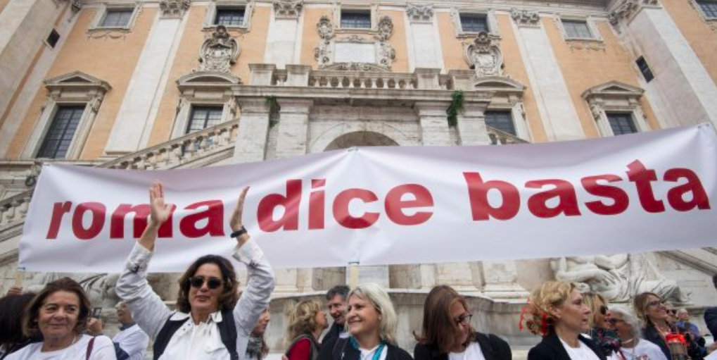 Organizers protest Rome’s horrendous degradation under the message “Rome says enough.” Photo: Claudio Marincola/ The Huffington Post