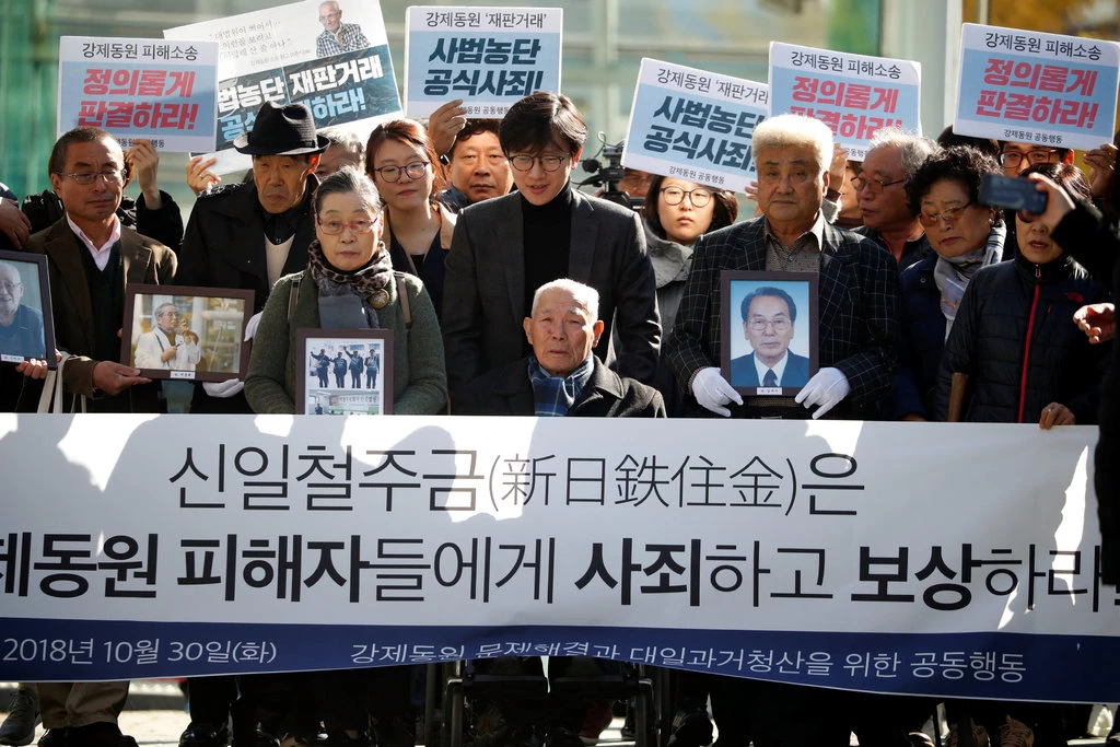 Lee Chun-sik (center) is one of the four plaintiffs who sued Nippon Steel and Sumitomo Metal Corporation for being subjected to forced labor during the Second World War. Credit: Kim Hong-ji/Reuters .