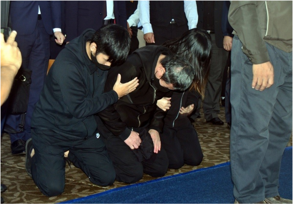 Train operator Yu Chen-chung (center) kneels and weeps at a memorial for those killed in the train derailment on Oct. 31, 2018. Credit: Central News Agency