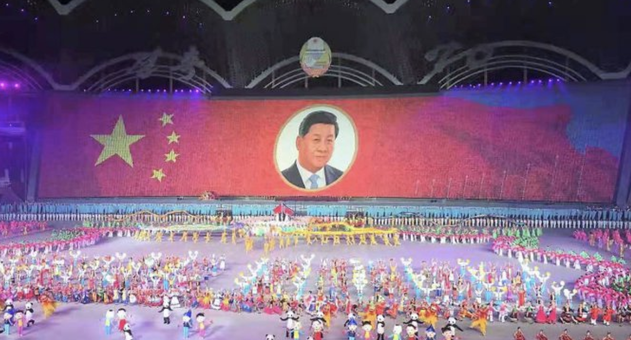 Chinese President Xi Jinping is rendered by thousands of children holding colored boards as a “human pixel” screen at the Glorious Country performance on Nov. 4, 2018, which concluded the Mass Games held in Pyongyang. Photo: NK News .