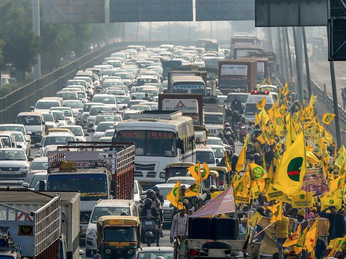 Protesters march through traffic on the NH-8 on their way to Ramlila Maidan on November 30. Photo: PTI Photo .