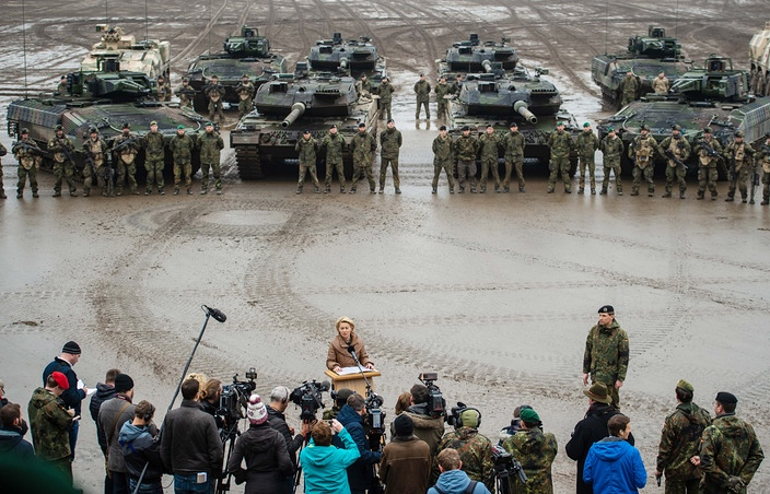 German Defense Minister Ursula von der Leyen holds a press conference in front of Leopard 2 tanks and “Puma” armored personnel carriers at Munster Training Area in the northwestern German state of Lower Saxony on Dec. 6. Photo: dpa .